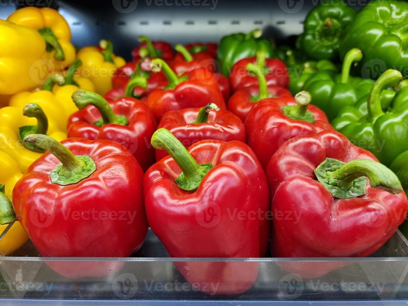 färsk paprika finns på hyllan foto