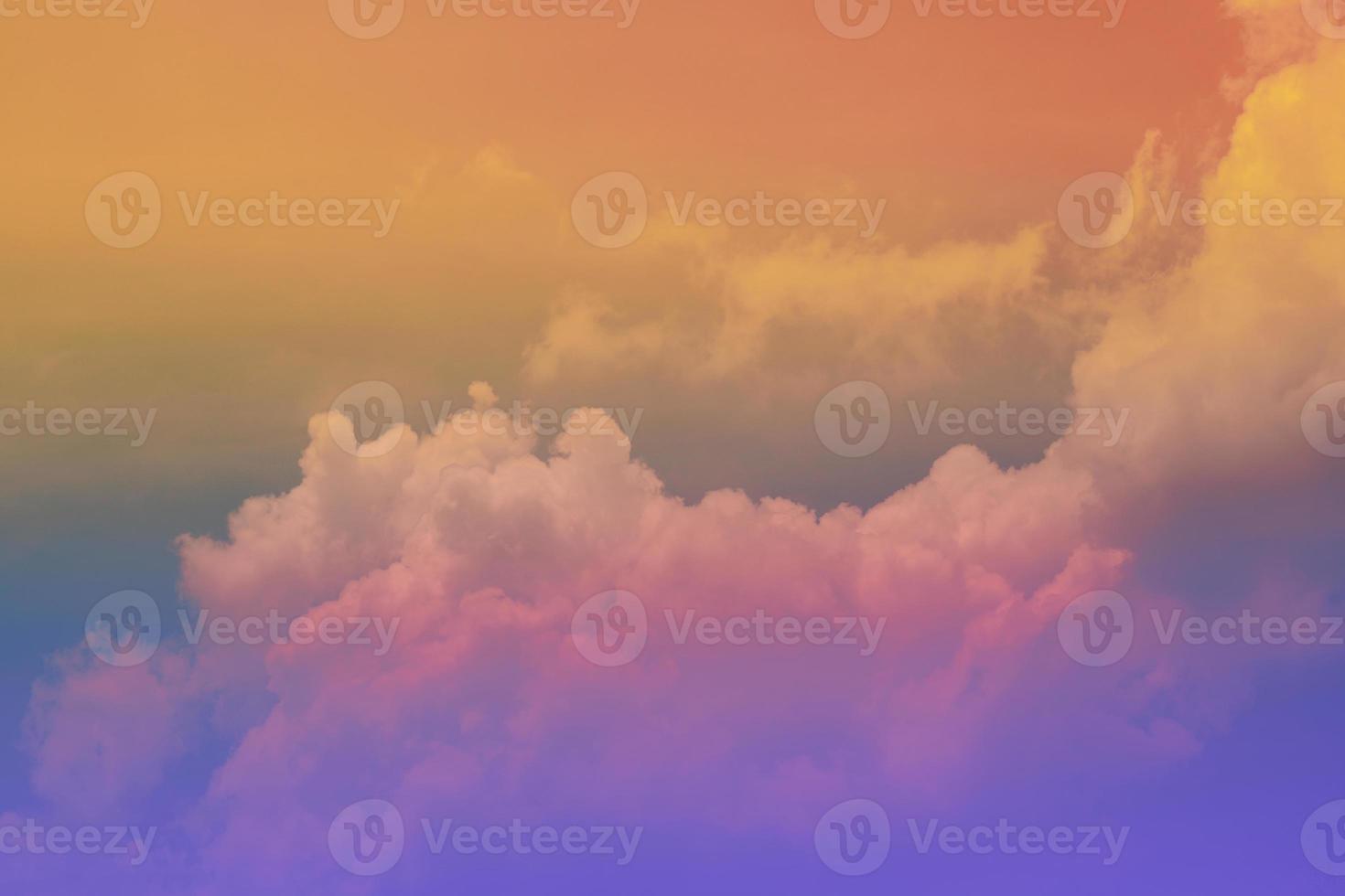 skönhet söt pastell orange gul färgglad med fluffiga moln på himlen. flerfärgad regnbågsbild. abstrakt fantasi växande ljus foto