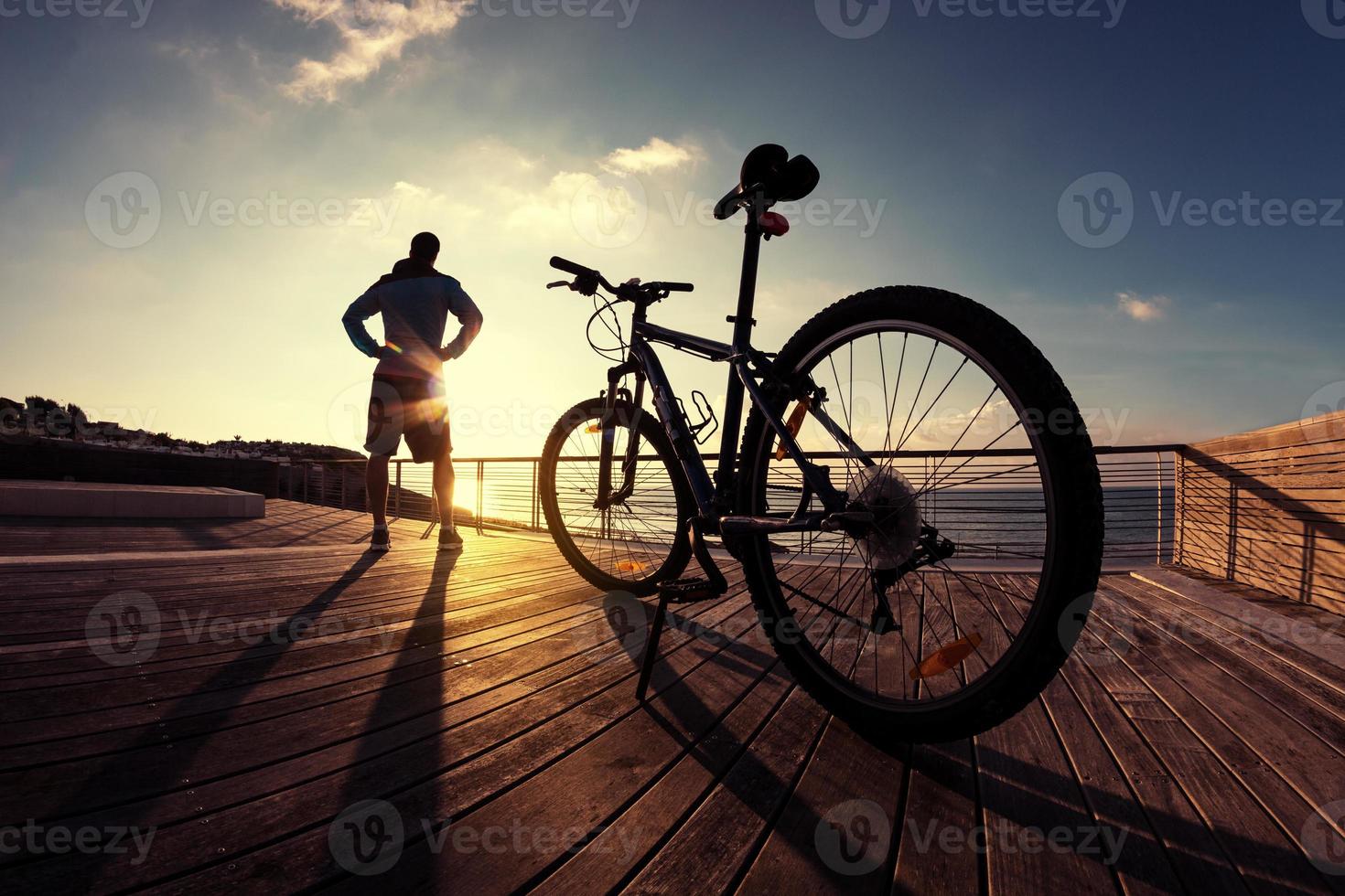 silhuett av sportsman och mountainbike vid solnedgången foto