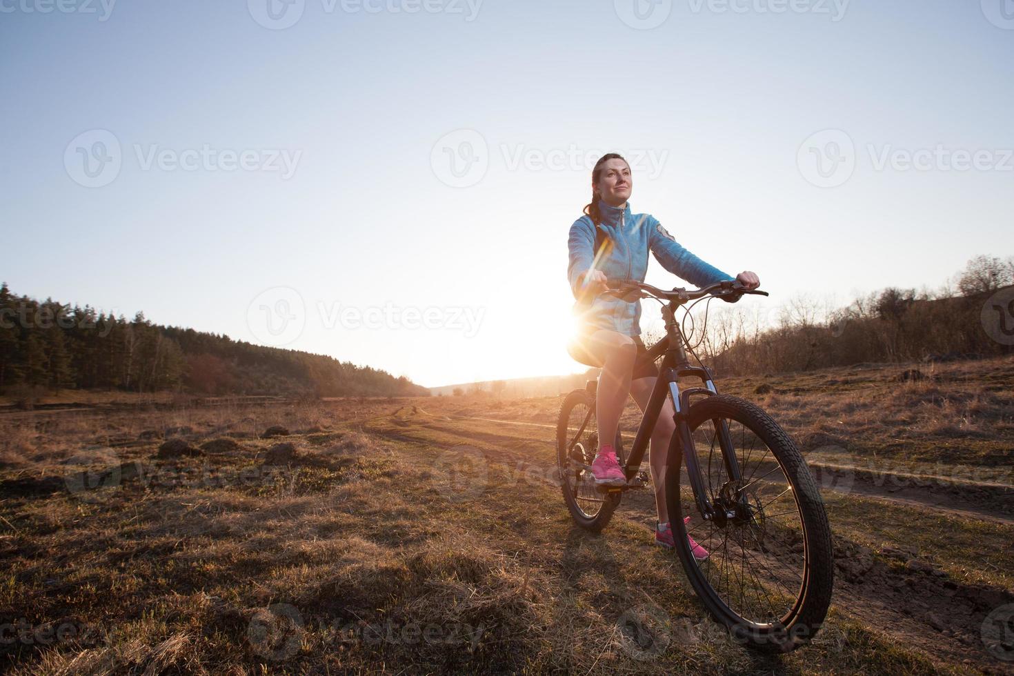 närbild av kvinna ridning mountainbike foto