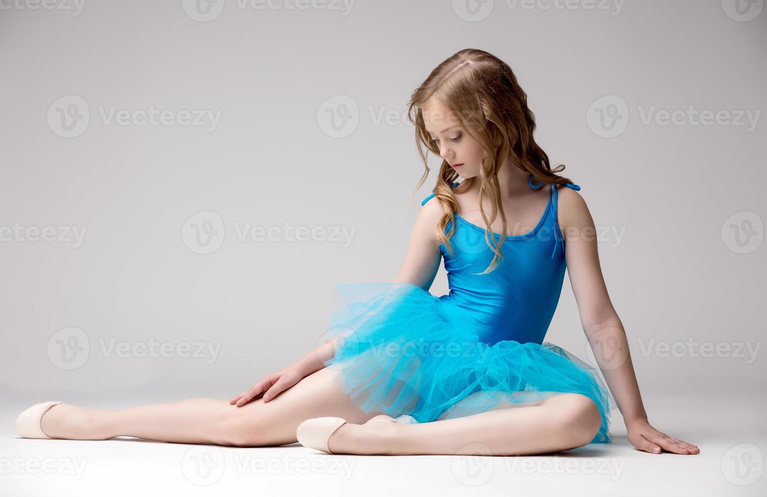 fin liten ballerina klädd i blå tutu foto