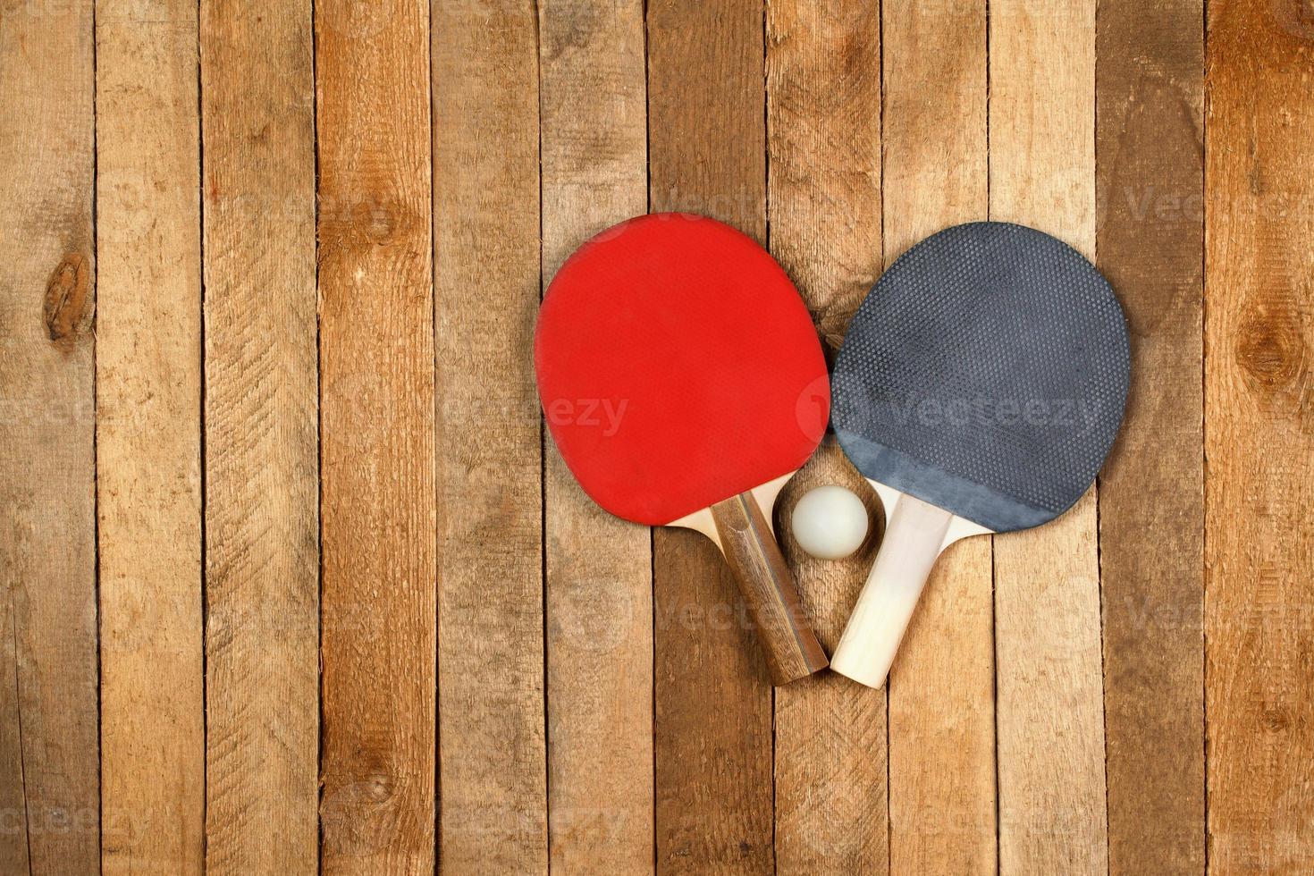 ping pong paddel och boll foto