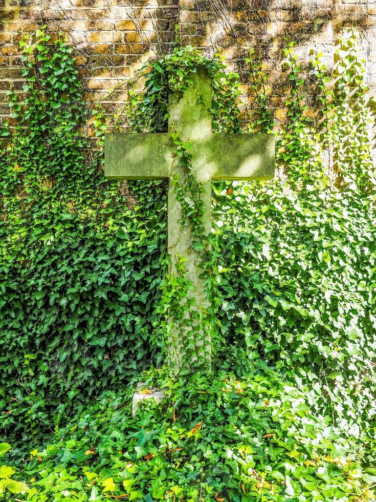 hdr gravar och kors på goth kyrkogård foto