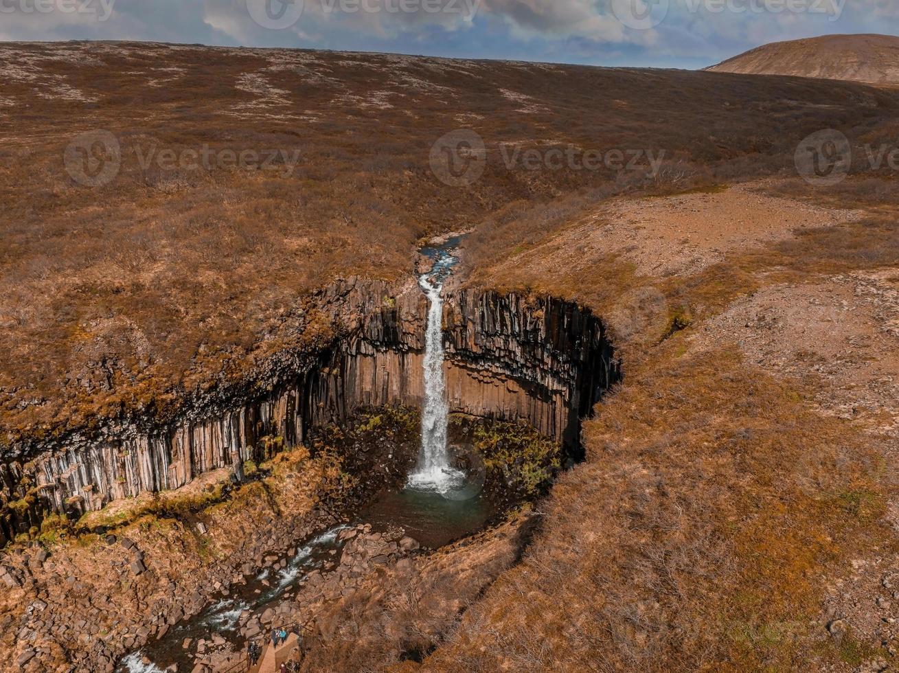 Flygfoto över vattenfallet svartifoss omgivet av basaltpelare foto