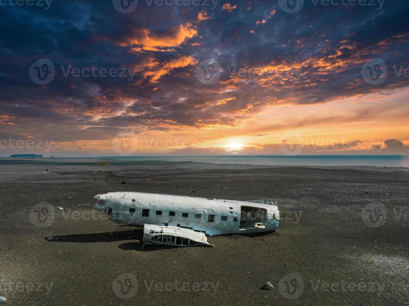 Flygfoto av det gamla kraschade planet övergivet på solheimasandur strand nära vik, island. foto