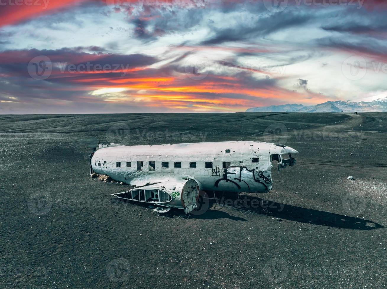 Flygfoto över det gamla kraschade planet övergivet på solheimasandur strand nära vik, island. foto