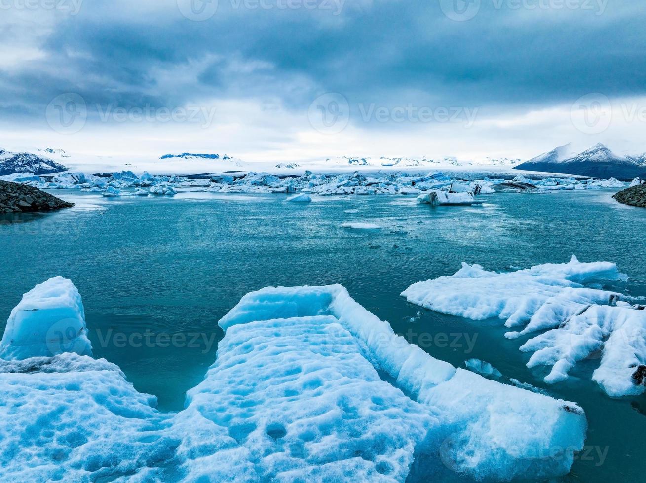 naturskön utsikt över isberg i jokulsarlon glaciärlagunen, island, i skymningen. foto