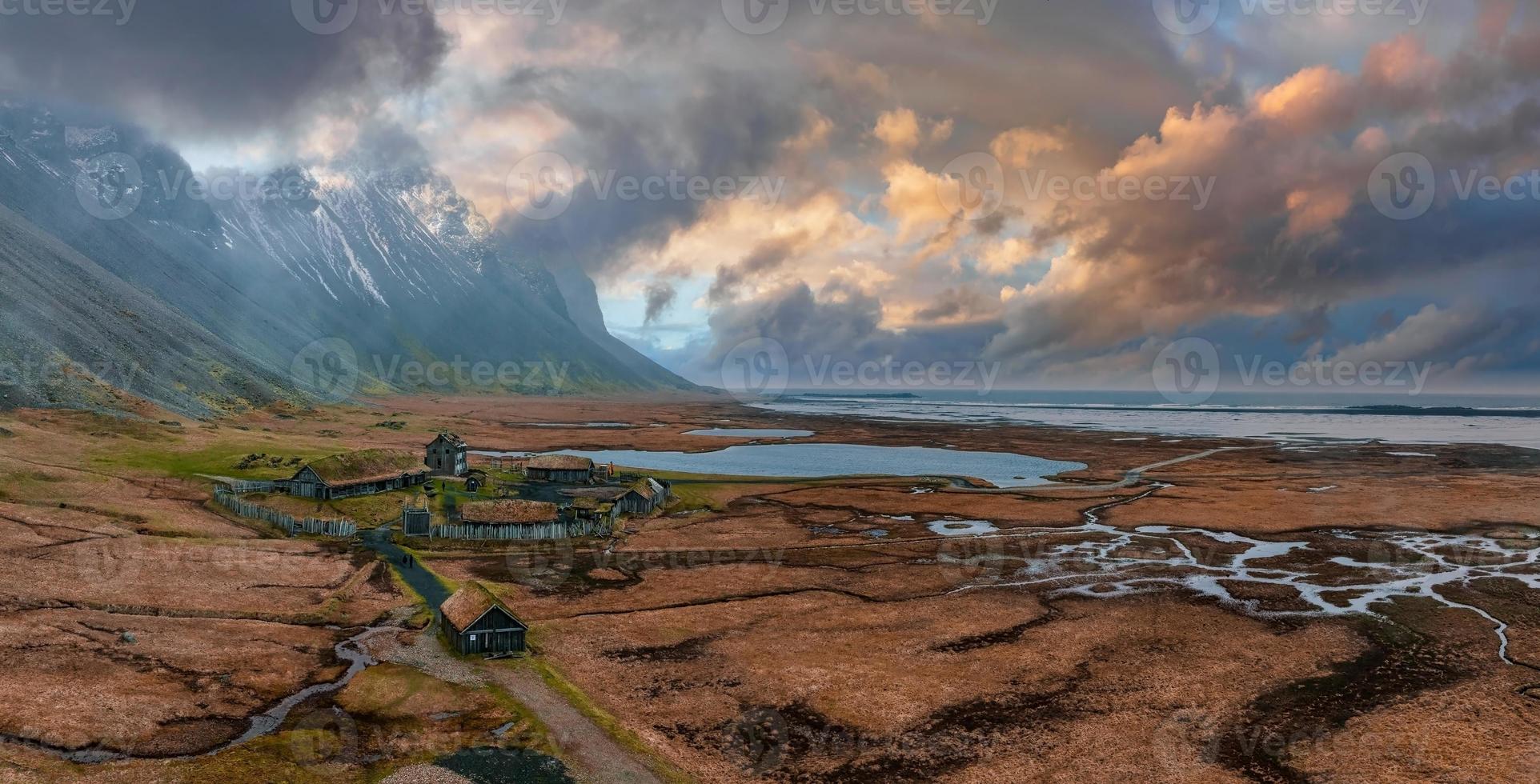 Flygfoto över en vikingaby på en stormig regnig dag på Island. foto