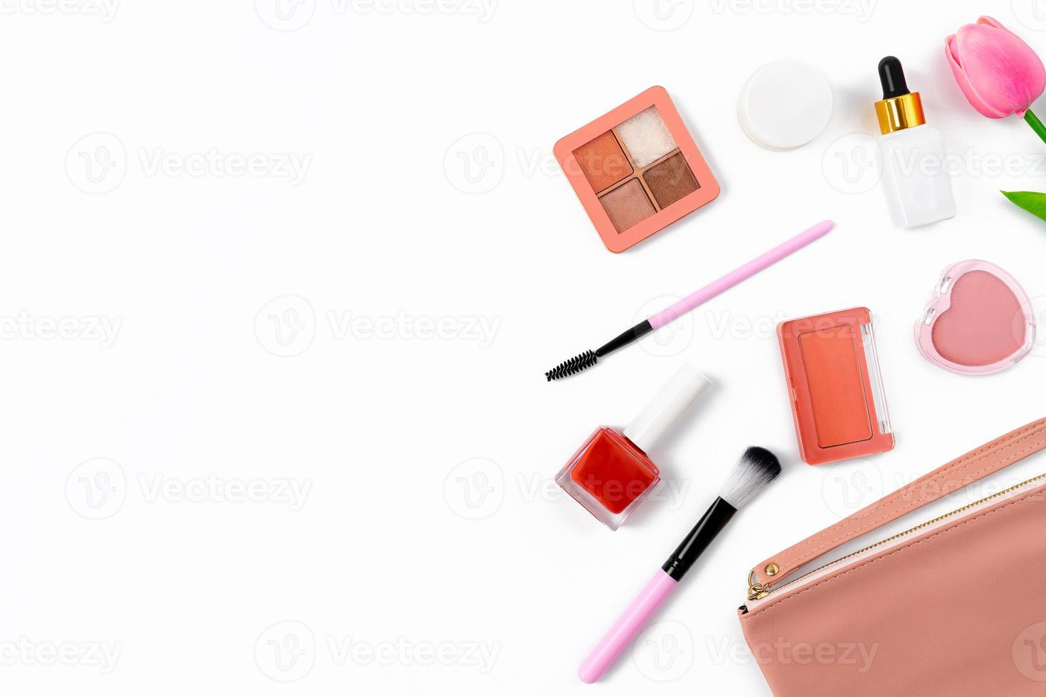ovanifrån av kosmetisk makeup produkt, tom etikett paket borste och dekorativa på vit bakgrund. foto