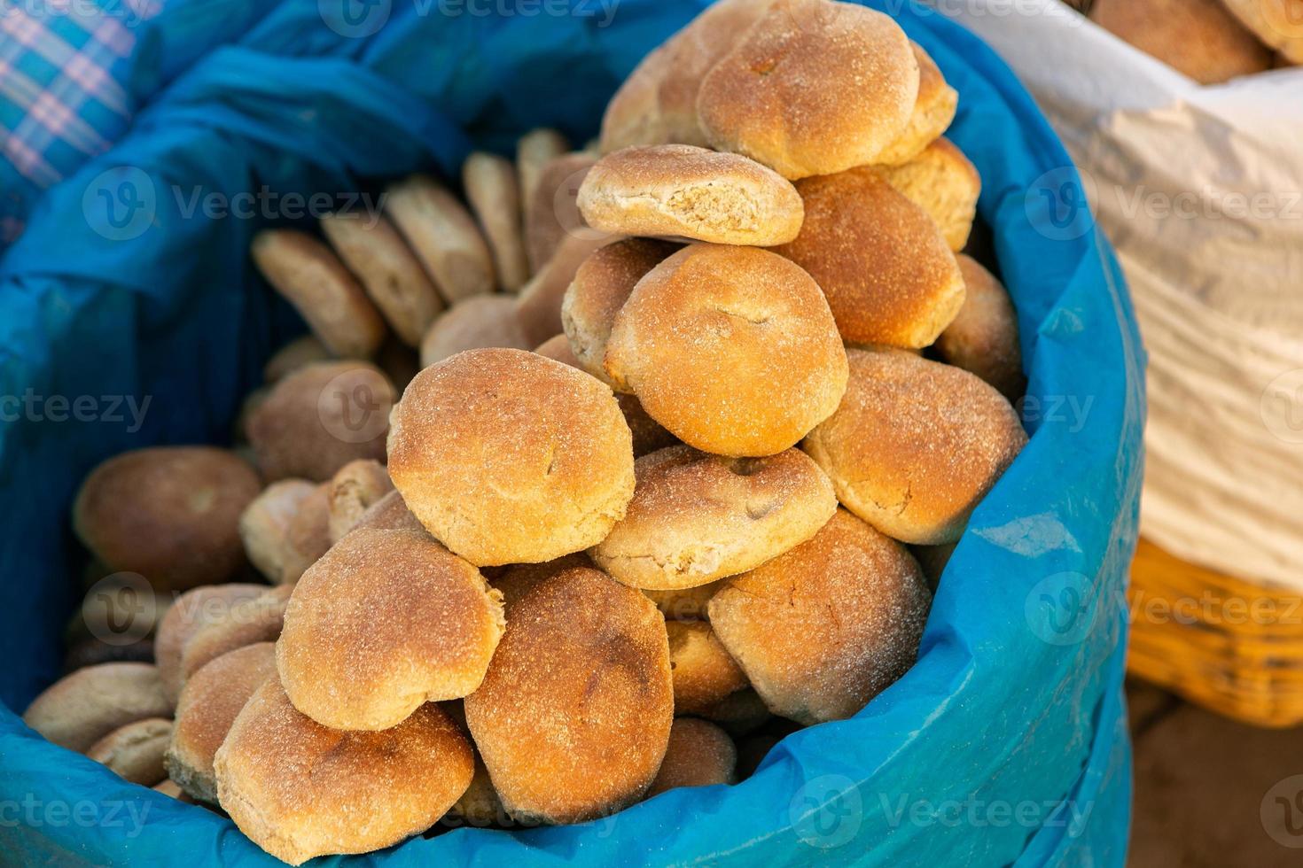 färsk frukt och grönsaker på den lokala marknaden i lima, peru. marknadsgrönsaker som säljs av lokala bönder. foto