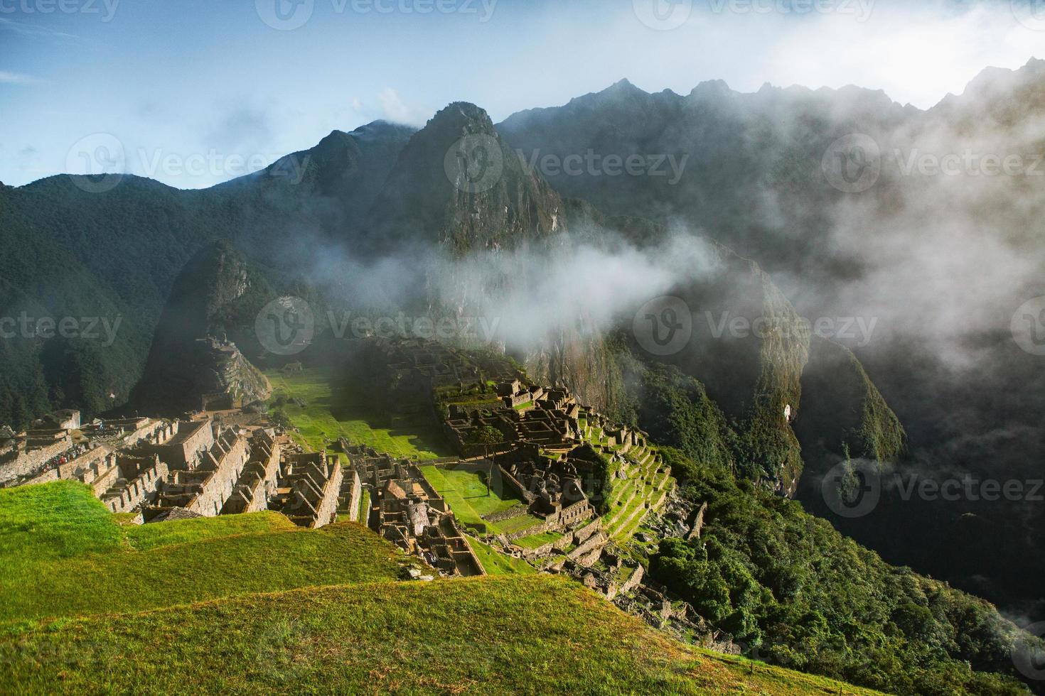 världens under machu picchu i peru. vackert landskap i Andes bergen med inkans heliga stadsruiner. foto