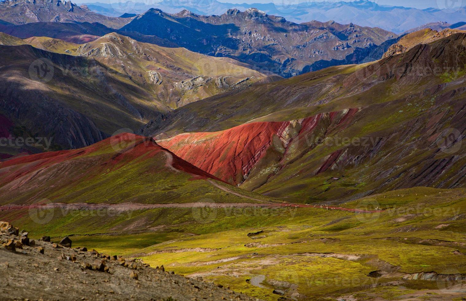 Anderna, Anderna eller Anderna är den längsta kontinentala bergskedjan i världen. vackert bergslandskap i peru foto