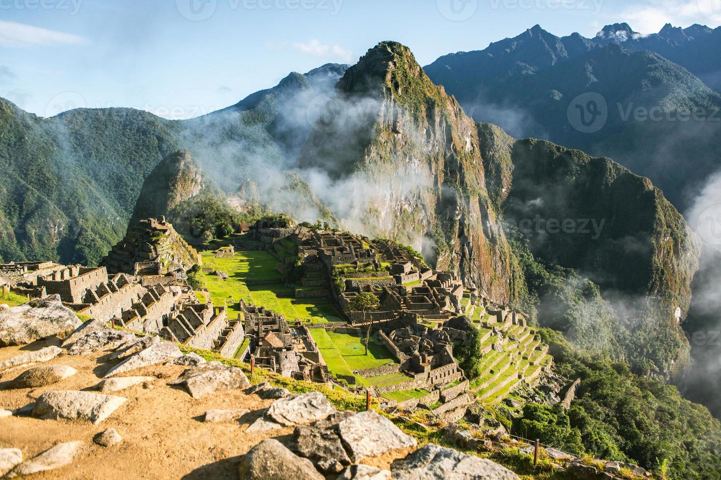 världens under machu picchu i peru. vackert landskap i Andes bergen med inkans heliga stadsruiner. foto