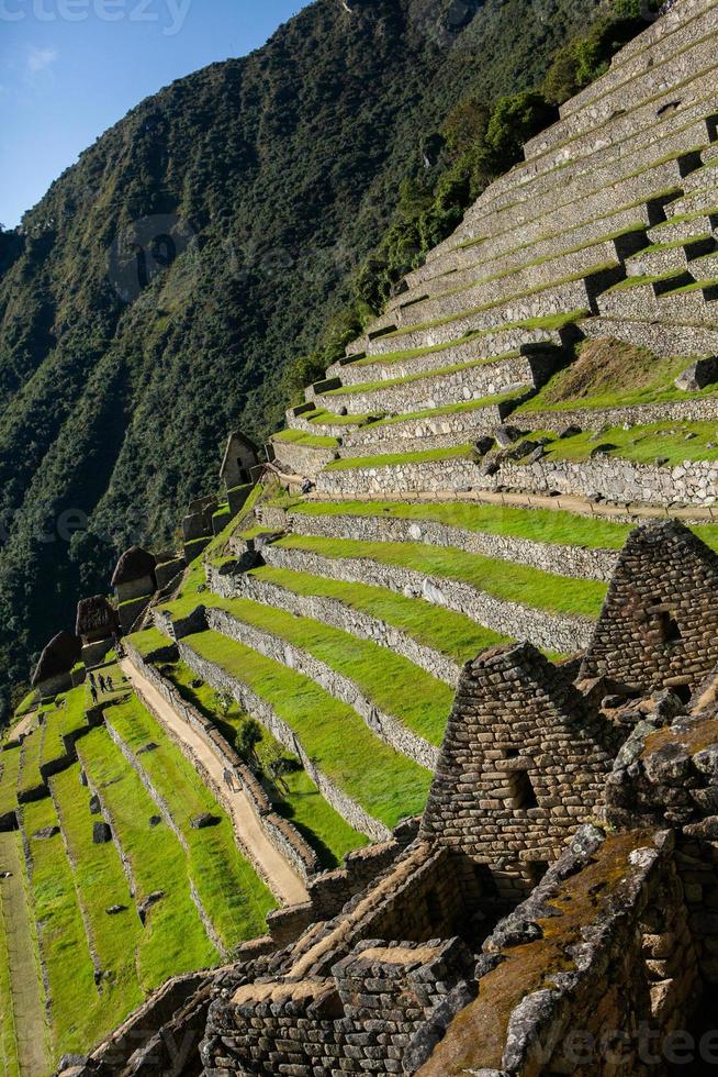 världens under machu picchu i peru. vackert landskap i Andes bergen med inkans heliga stadsruiner. foto