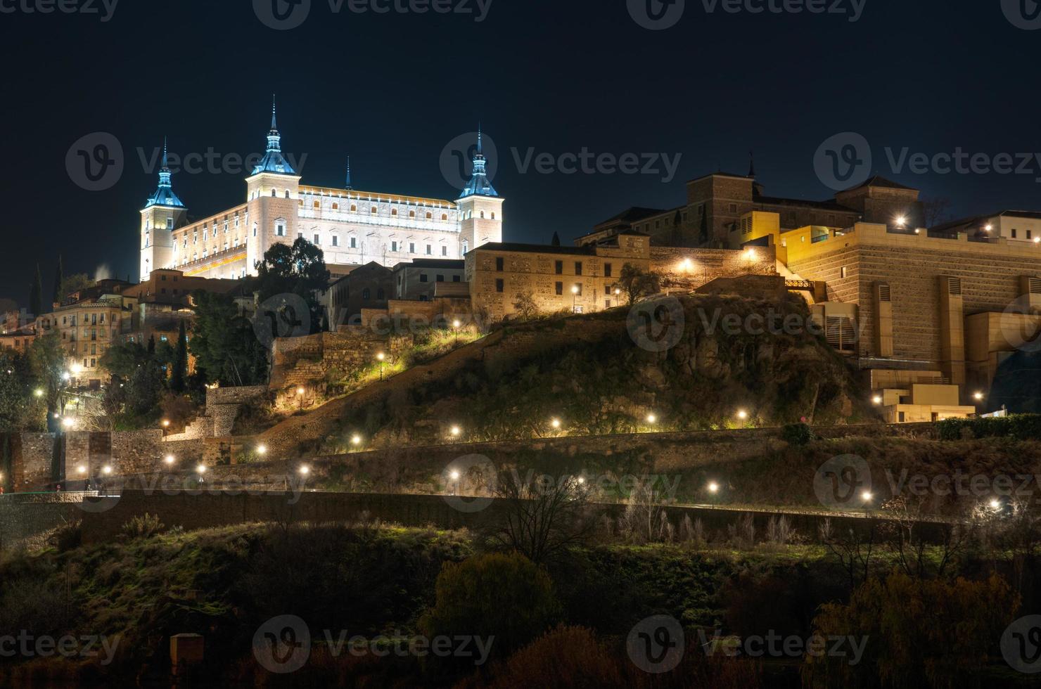 Toledo stadsbild på natten. Spanien foto