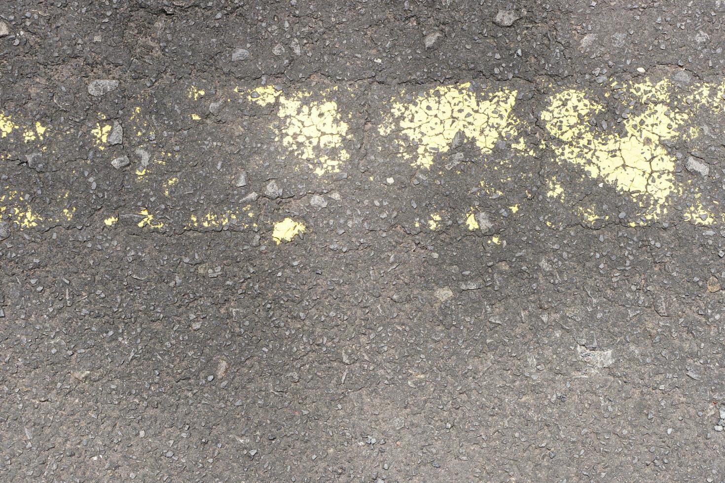 den gamla vägytan har gula linjer som skalar av. foto