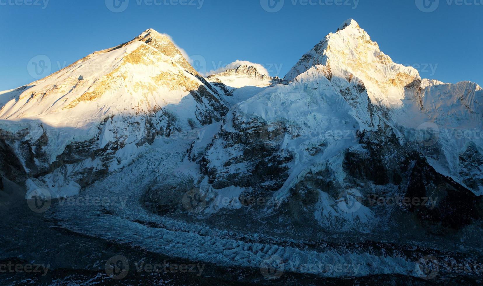 kvällsutsikt över Everest från Pumo Ri-baslägret foto