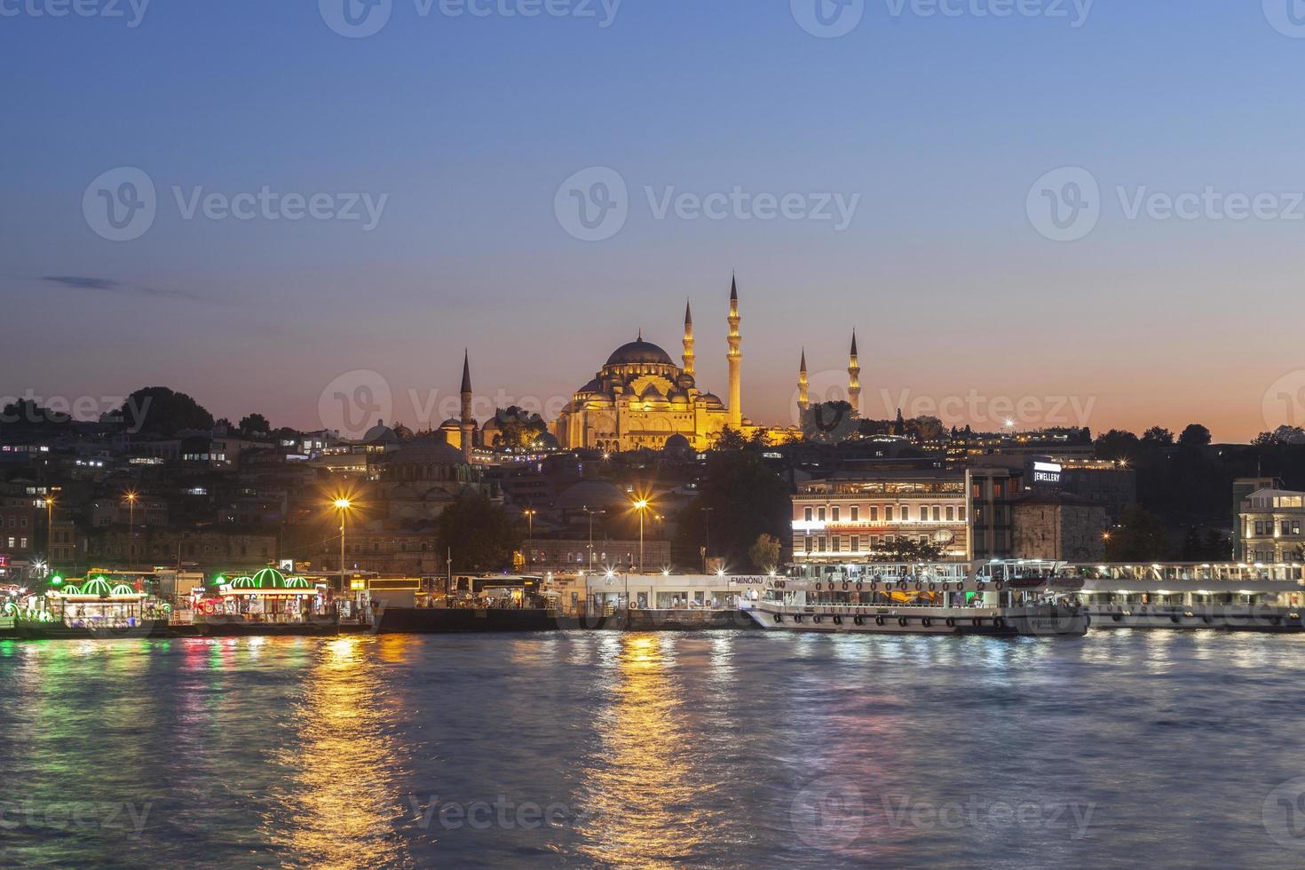 solnedgång moskévy från galata bridge i istanbul, Turkiet foto