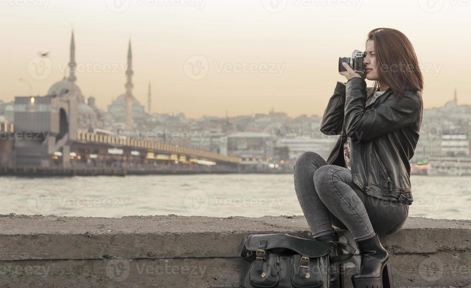 vacker kvinna tar bilder i istanbul, Turkiet foto
