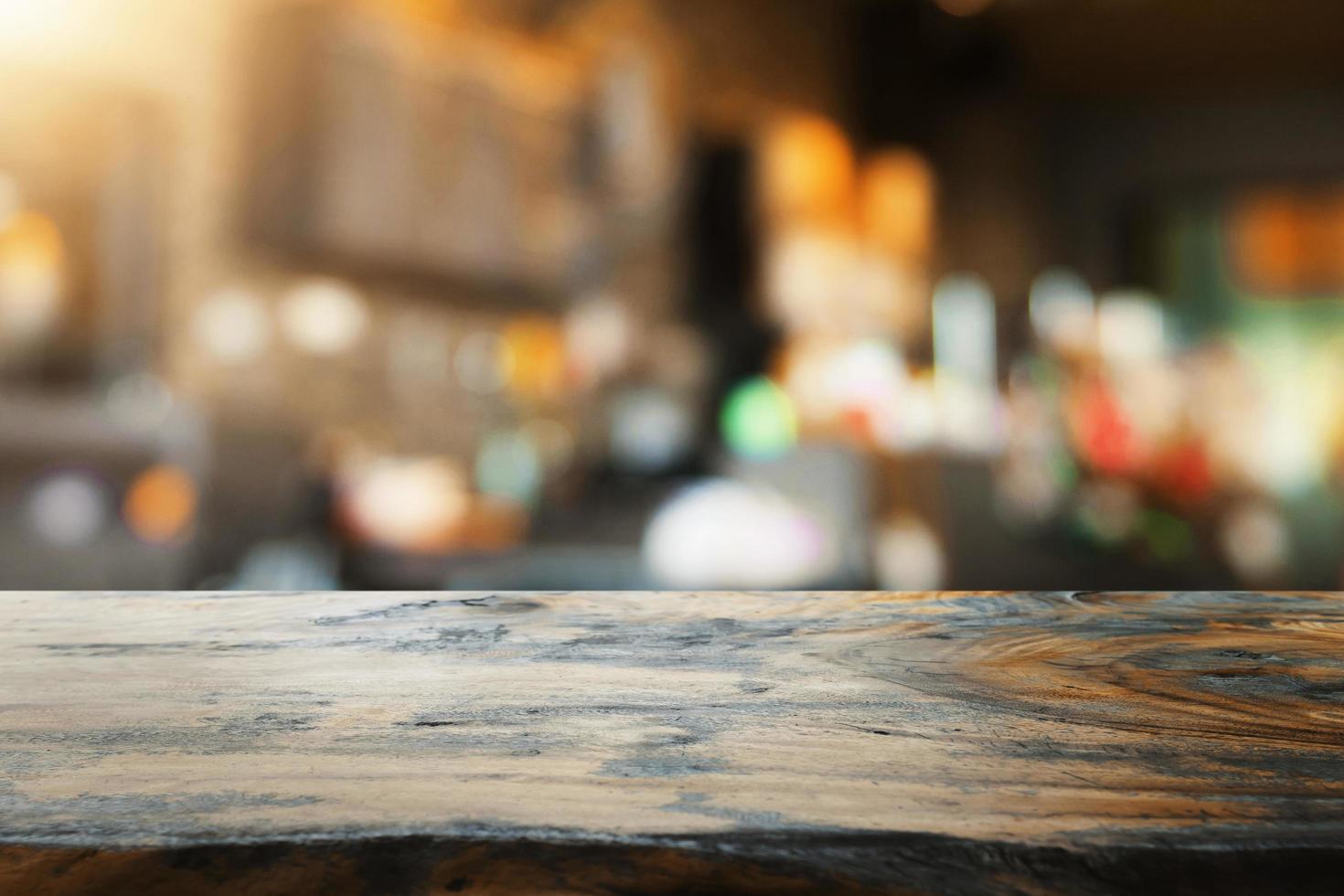 tomt träbord och oskärpa kafébakgrund foto