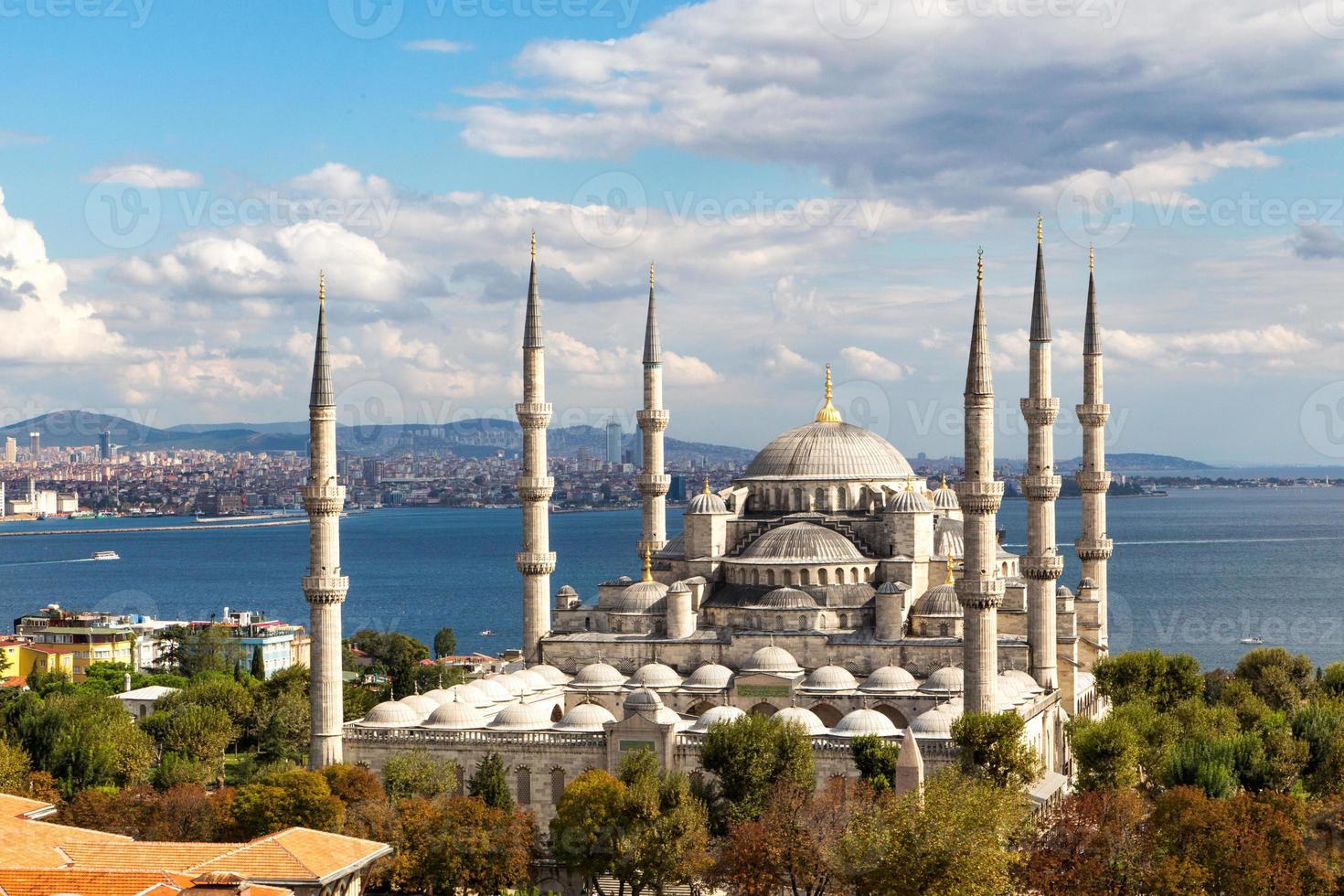 Flygfoto över blå moskén och det vackra omgivningen foto