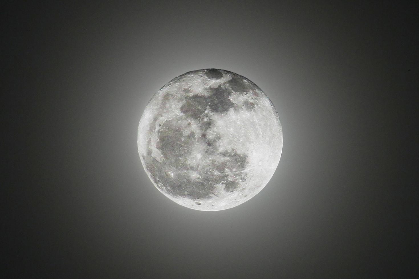 makt ljus av full supermåne i mörk svart natt och visa textur utrymme av månens yta. foto
