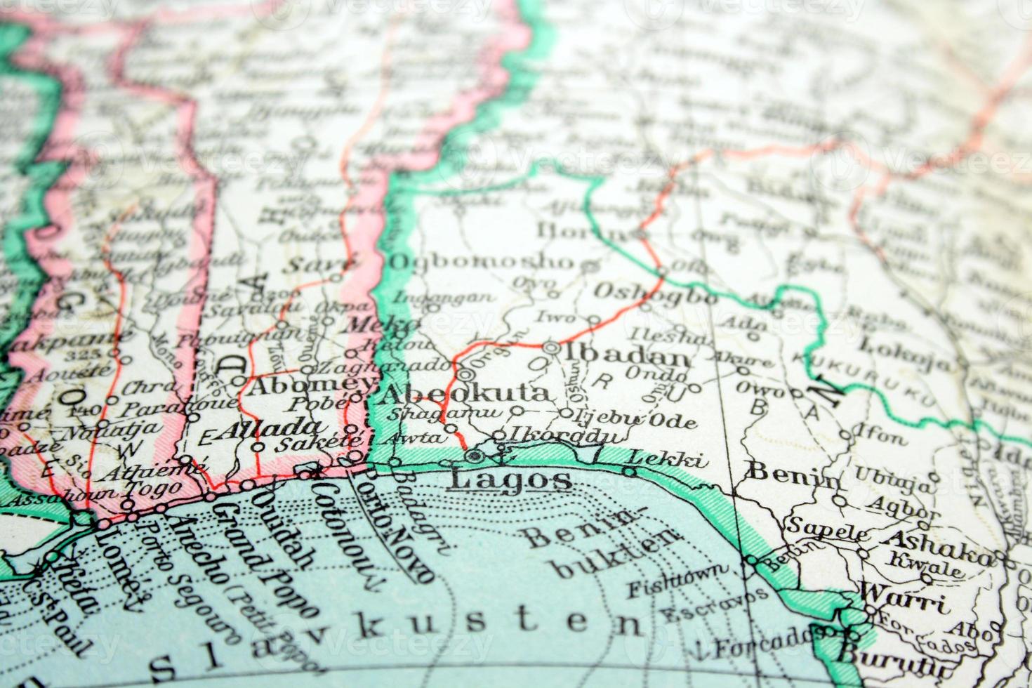 närbild av en färgglad karta fokuserad på lagos nigeria foto