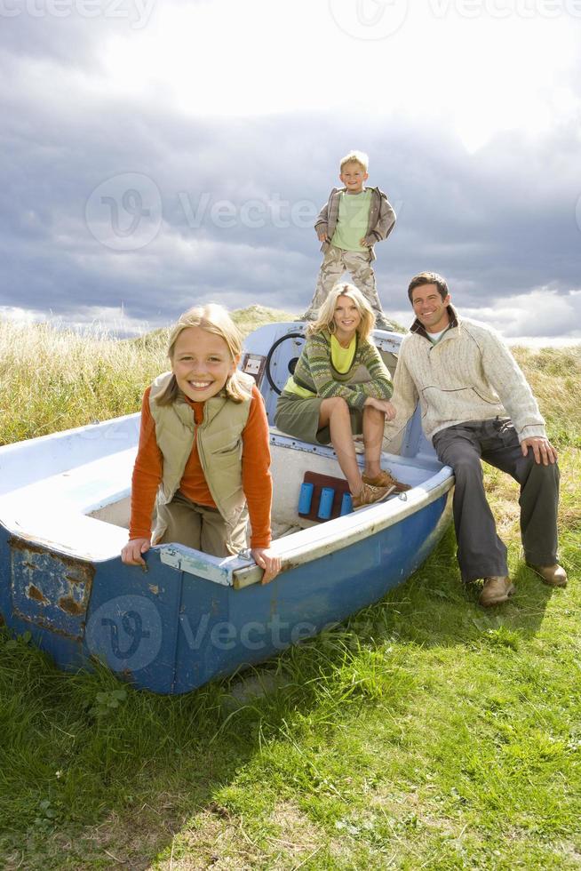 ung familj som sitter i båt foto