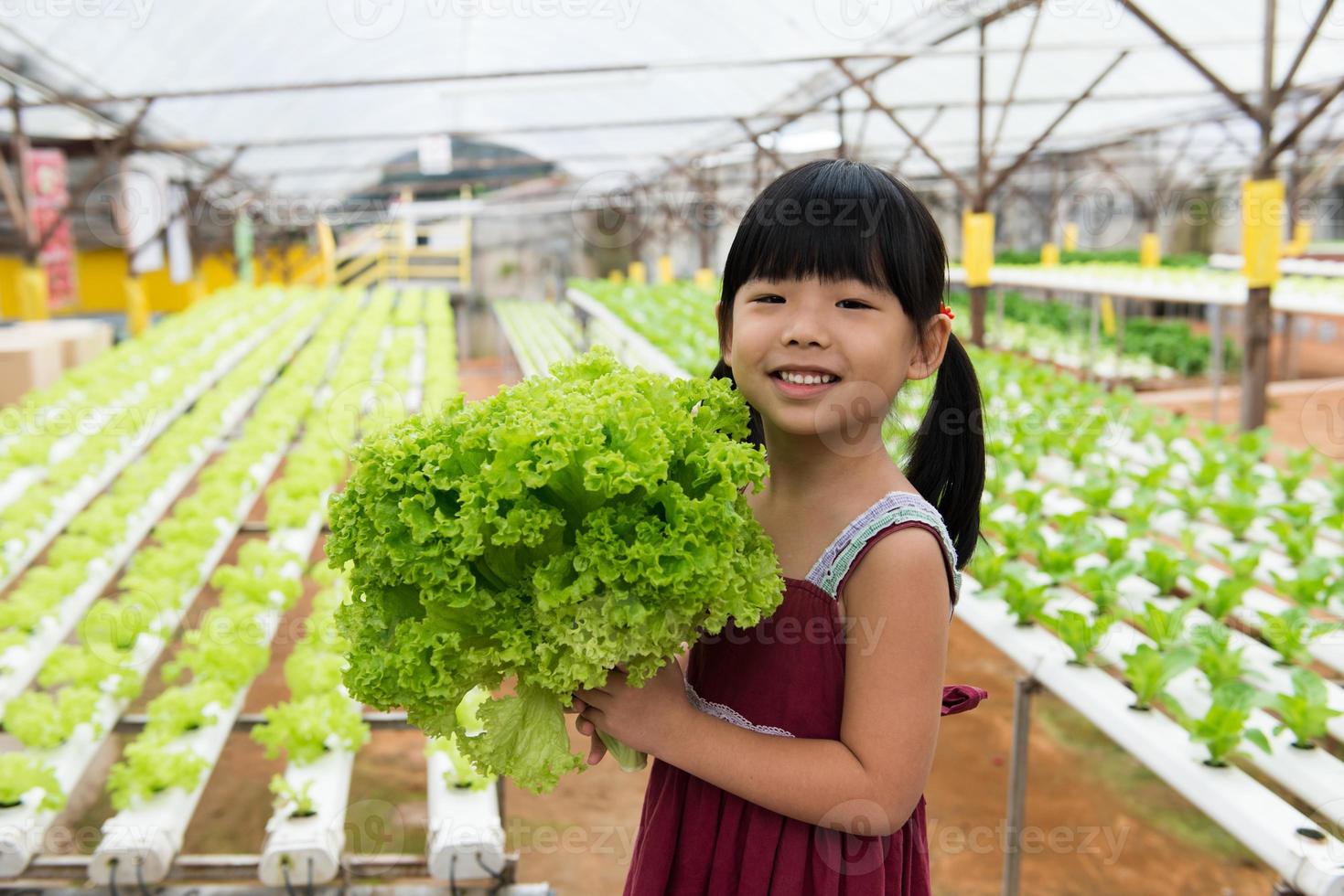 barn som håller grönsaker foto