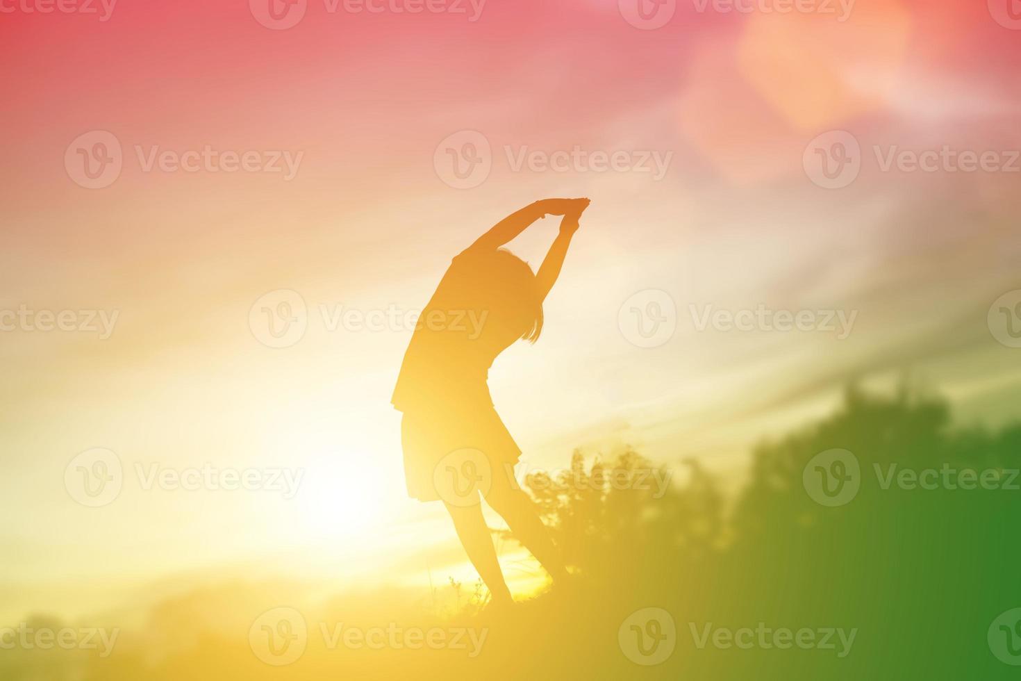 barn siluett, ögonblick av barnets glädje. på naturens solnedgång foto