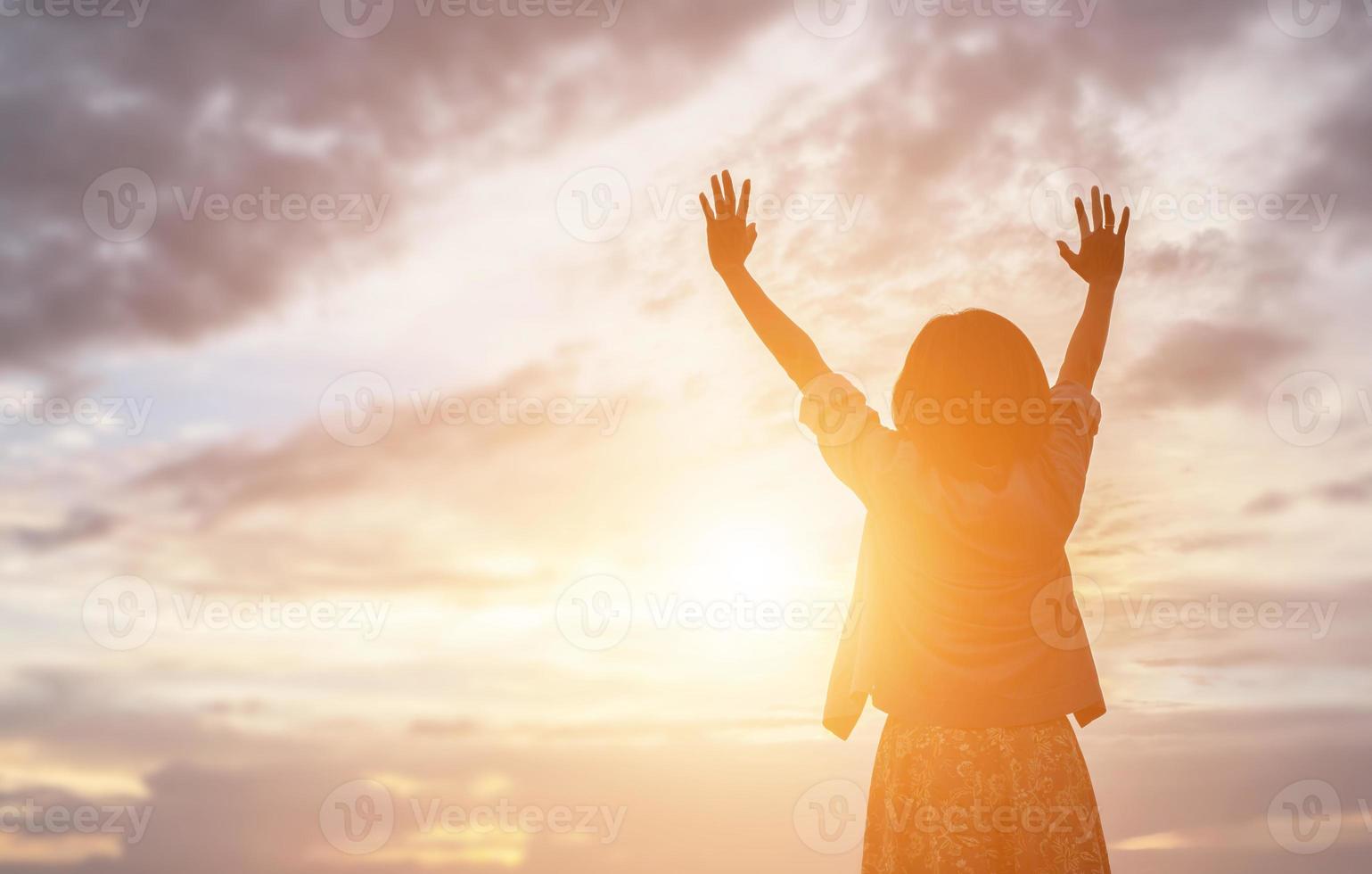 siluett av kvinna ber över vacker himmel bakgrund foto