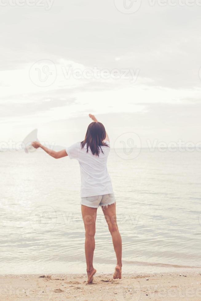 kvinna på stranden foto