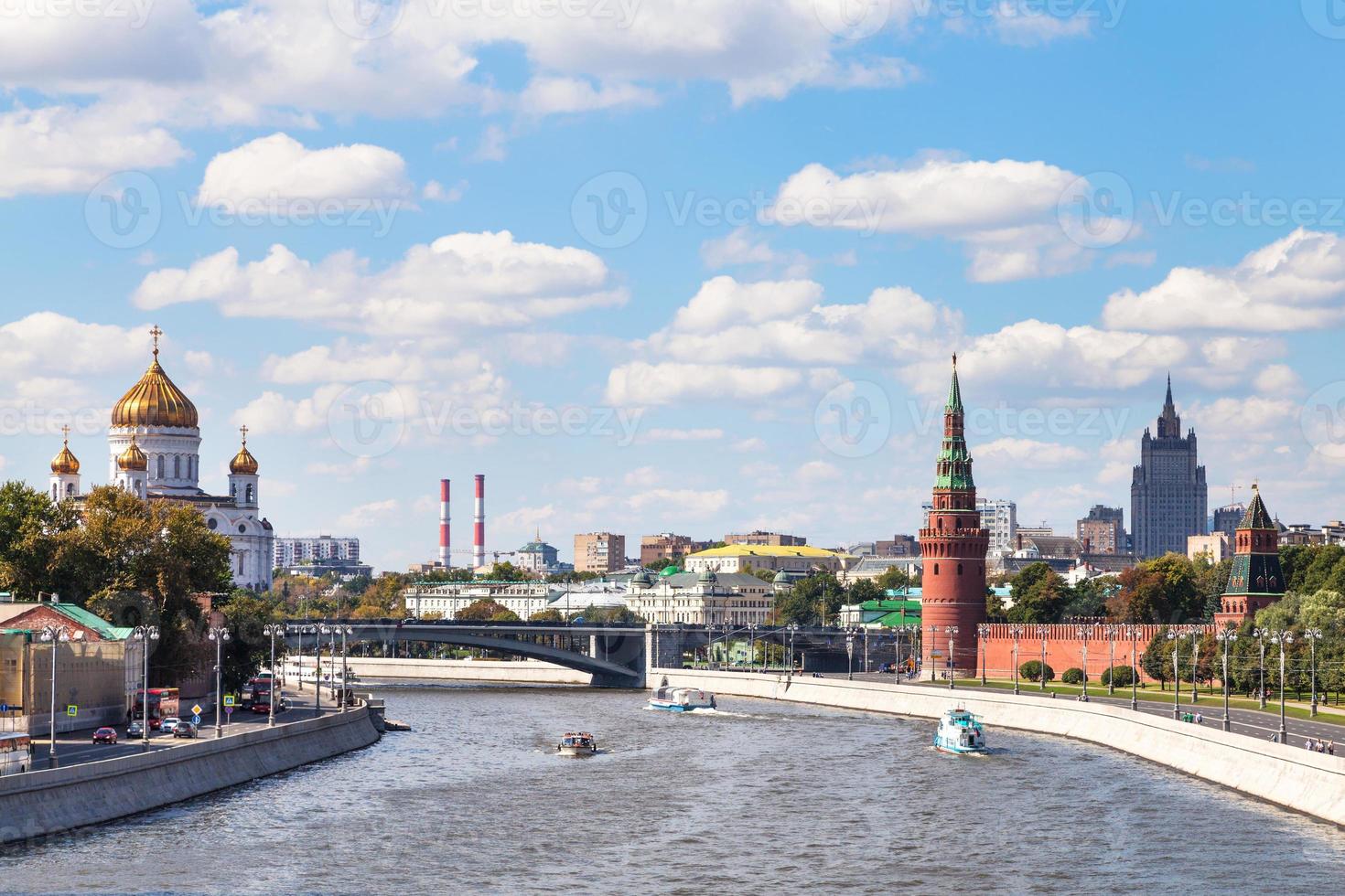 bolshoy kamenny bridge på moskva floden, moskva foto