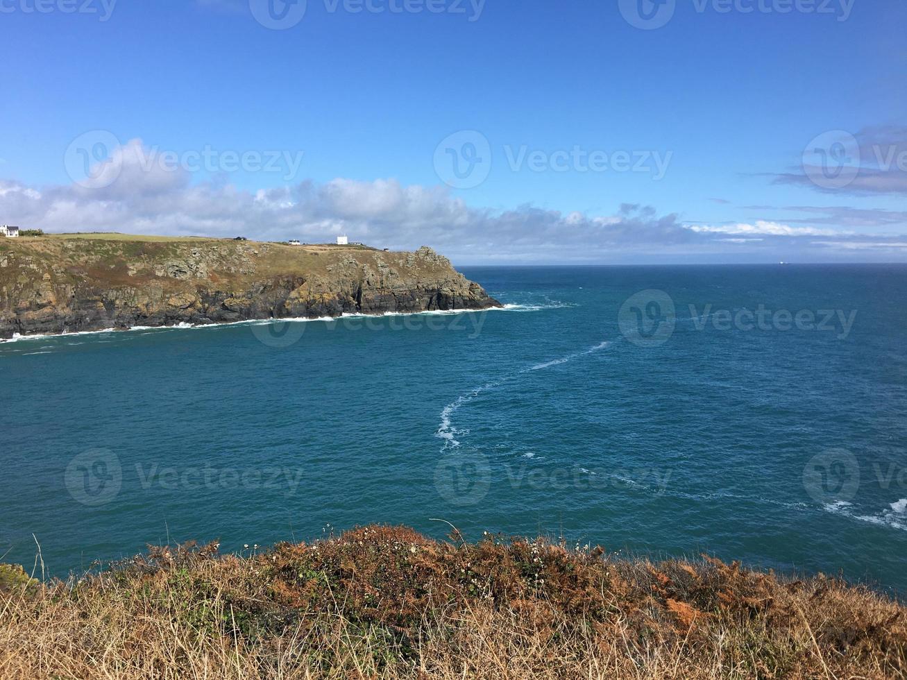 en vy av cornwall kusten vid ödla punkt foto