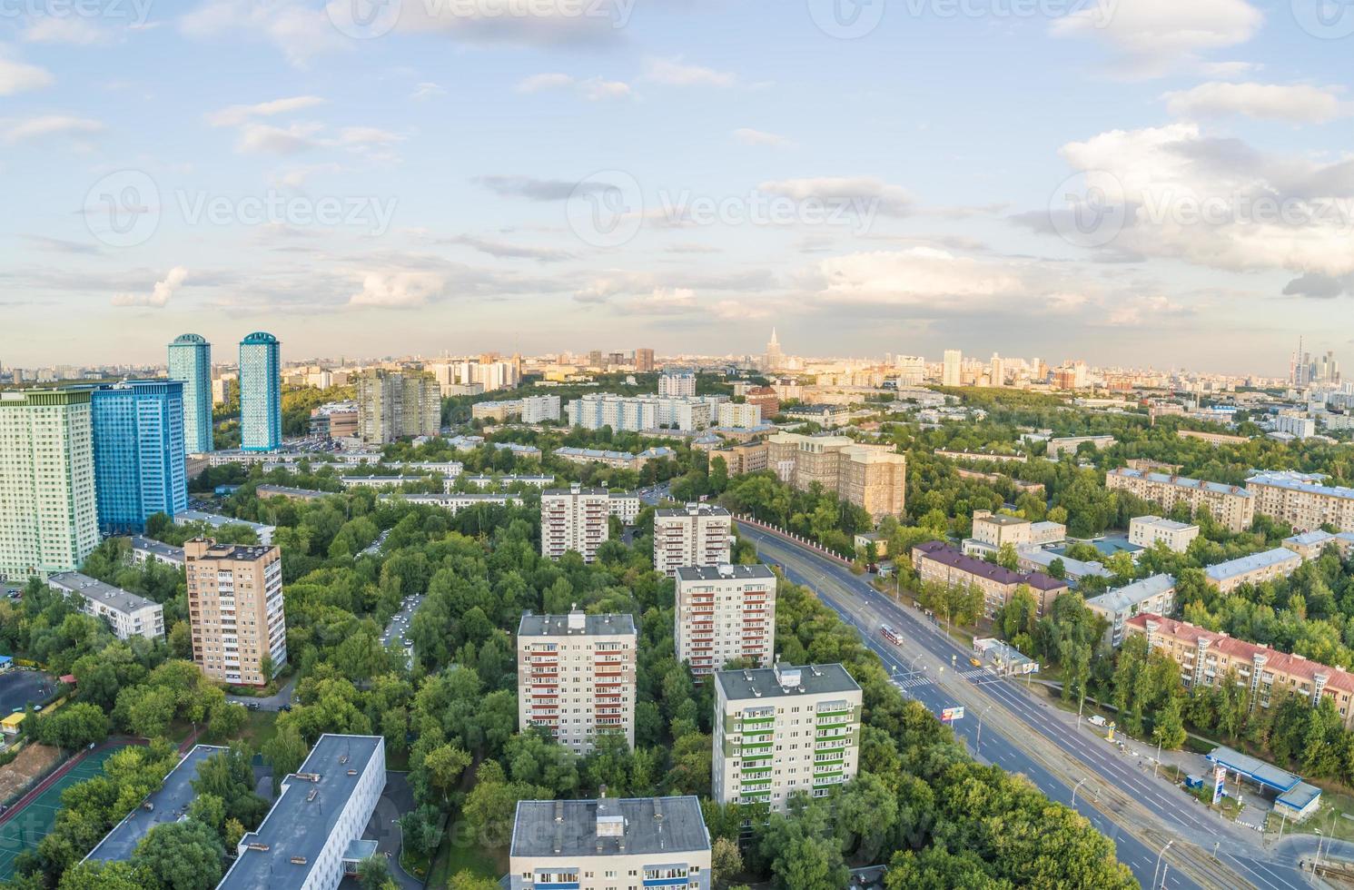 moderna bostadshus med höga byggnader i Moskva ovanifrån foto