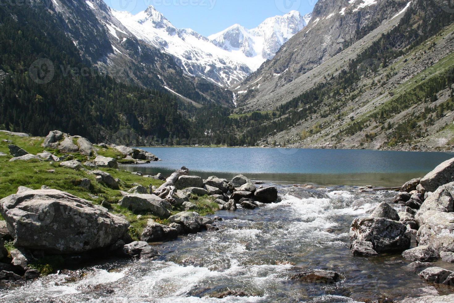 utsikt över lac du gaube i Pyrenéerna foto
