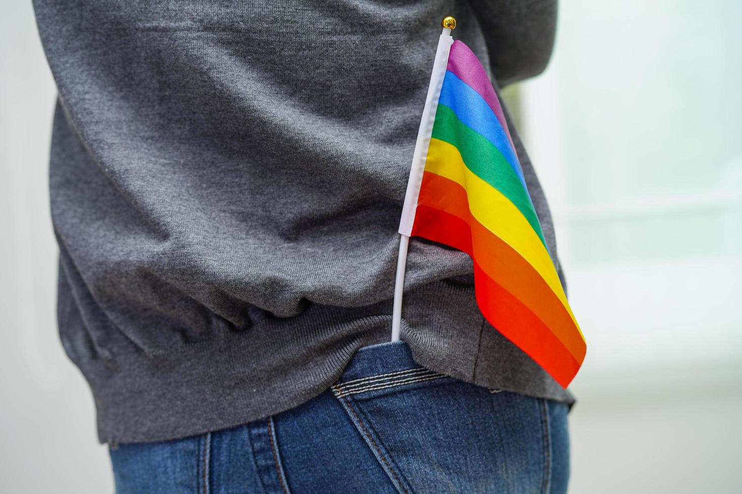 asiatisk kvinna med regnbågsflagga, hbt-symbolrättigheter och jämställdhet, hbt-pride-månad i juni. foto