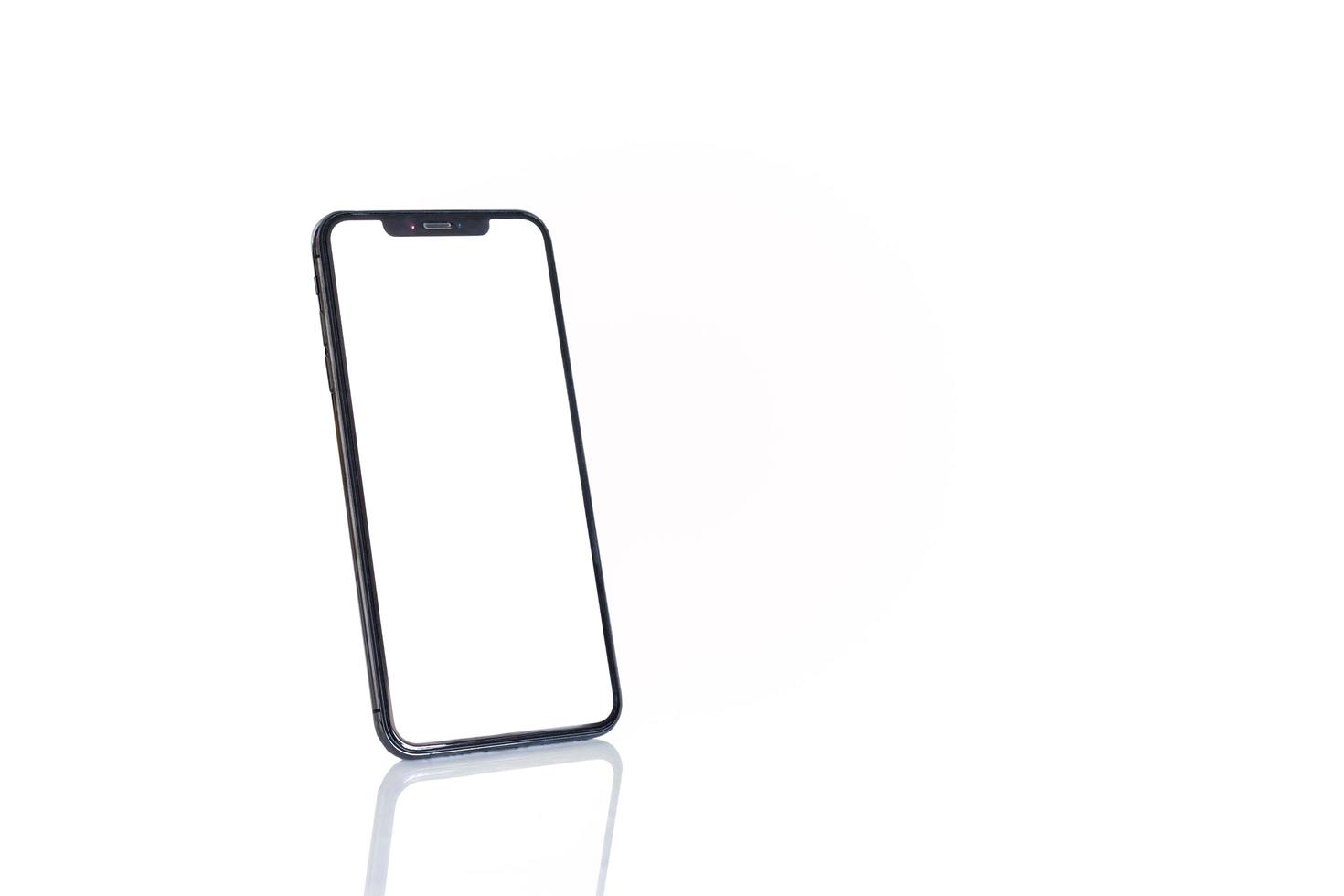svart realistisk smart telefonmockup isolerad i vit bakgrund. foto