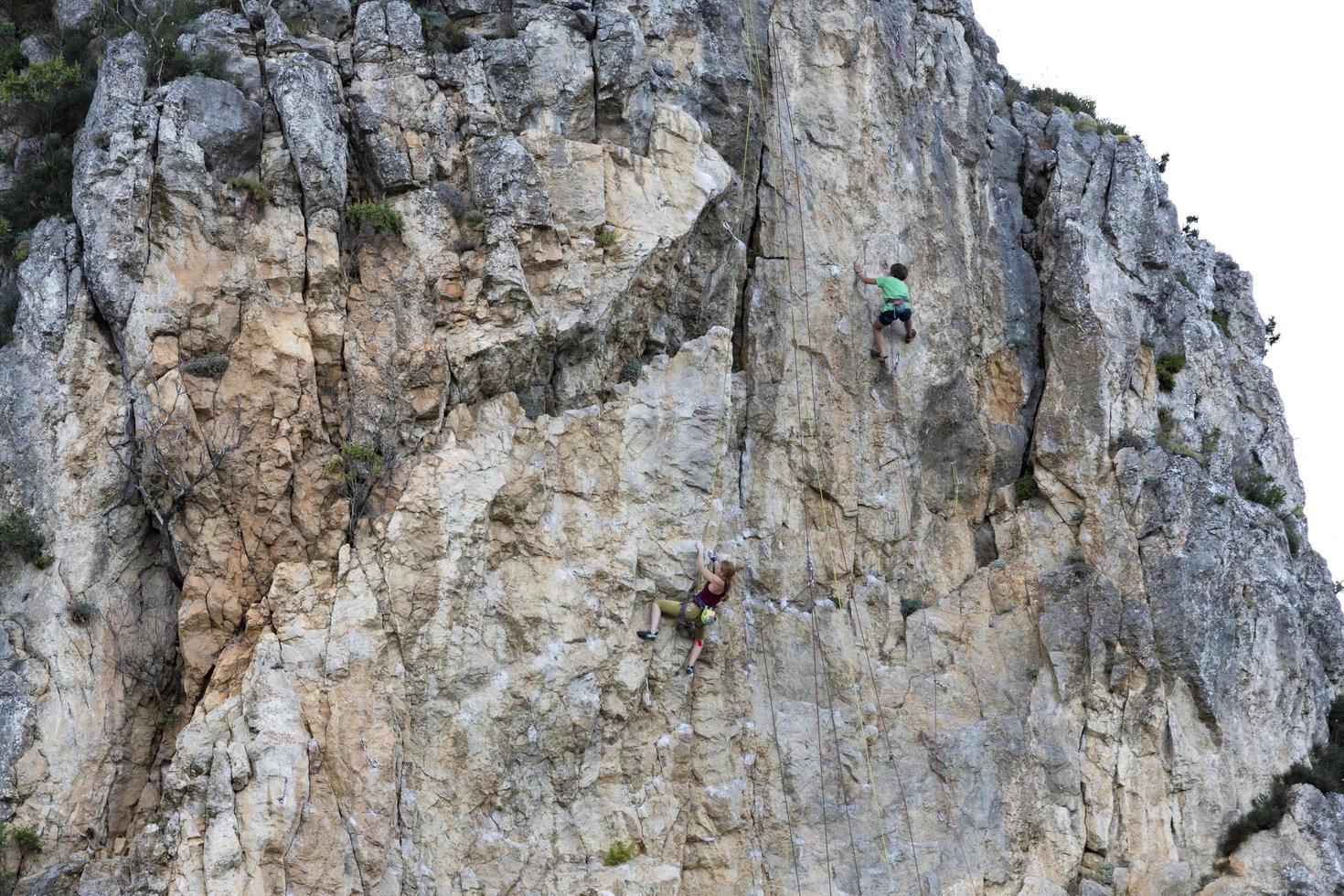 Crimea, Ukraina, 25 juli 2021 - en grupp barn ägnar sig åt bergsklättring som en sport på klipporna i Kriminalbergen. foto