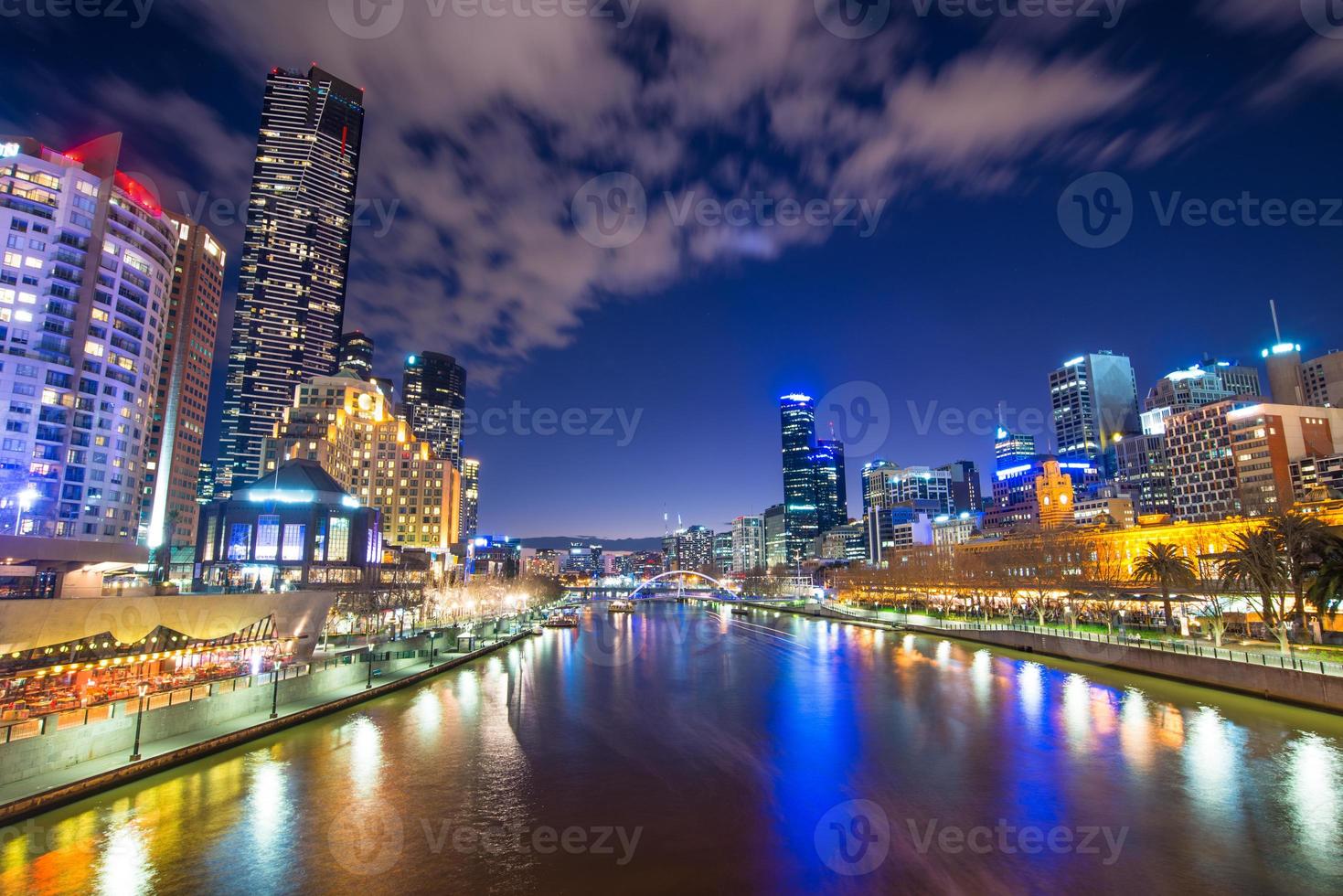 melbourne city världens mest levande stad i Australien i skymningen. foto
