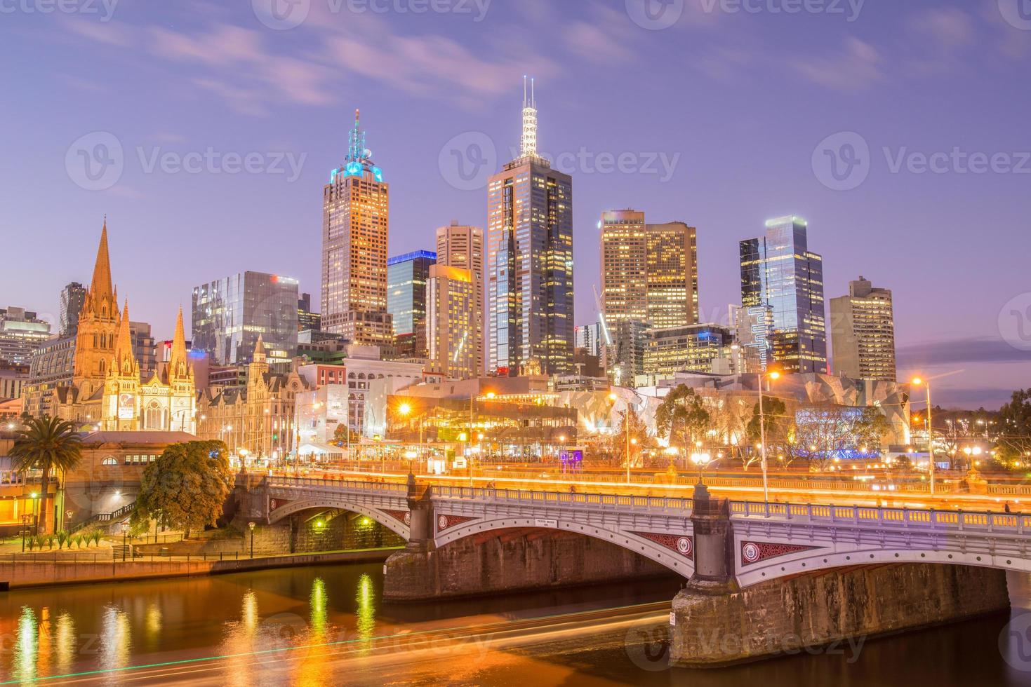 utsikt över melbourne stadsbild på natten. melbourne city världens mest beboeliga stad i Australien på kvällen. foto