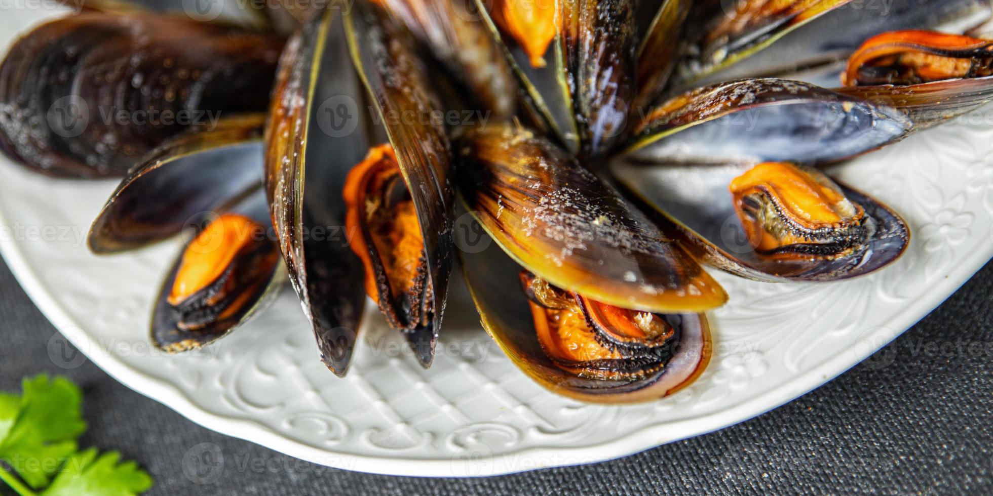 musslor i skal färsk hälsosam måltid mat mellanmål kost på bordet kopia utrymme mat bakgrund rustik ovanifrån keto eller paleo diet foto