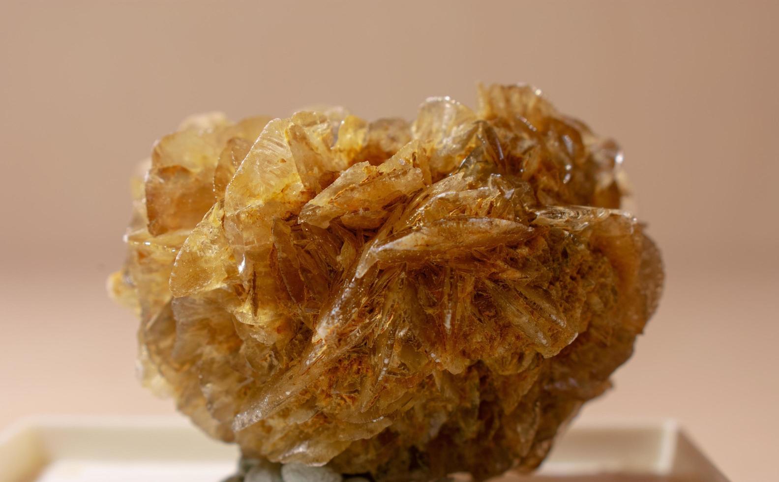 gipsmalmprov, närbild av ett råmaterial, mineraldetalj för samlingism eller vetenskaplig analys foto