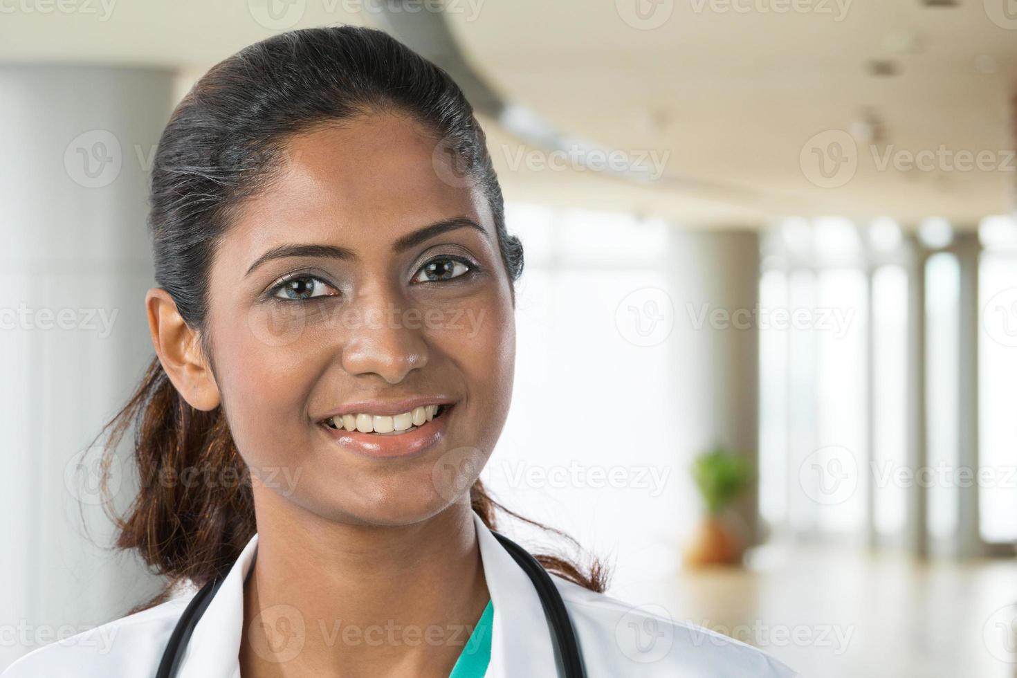 glad asiatisk kvinnlig läkare foto