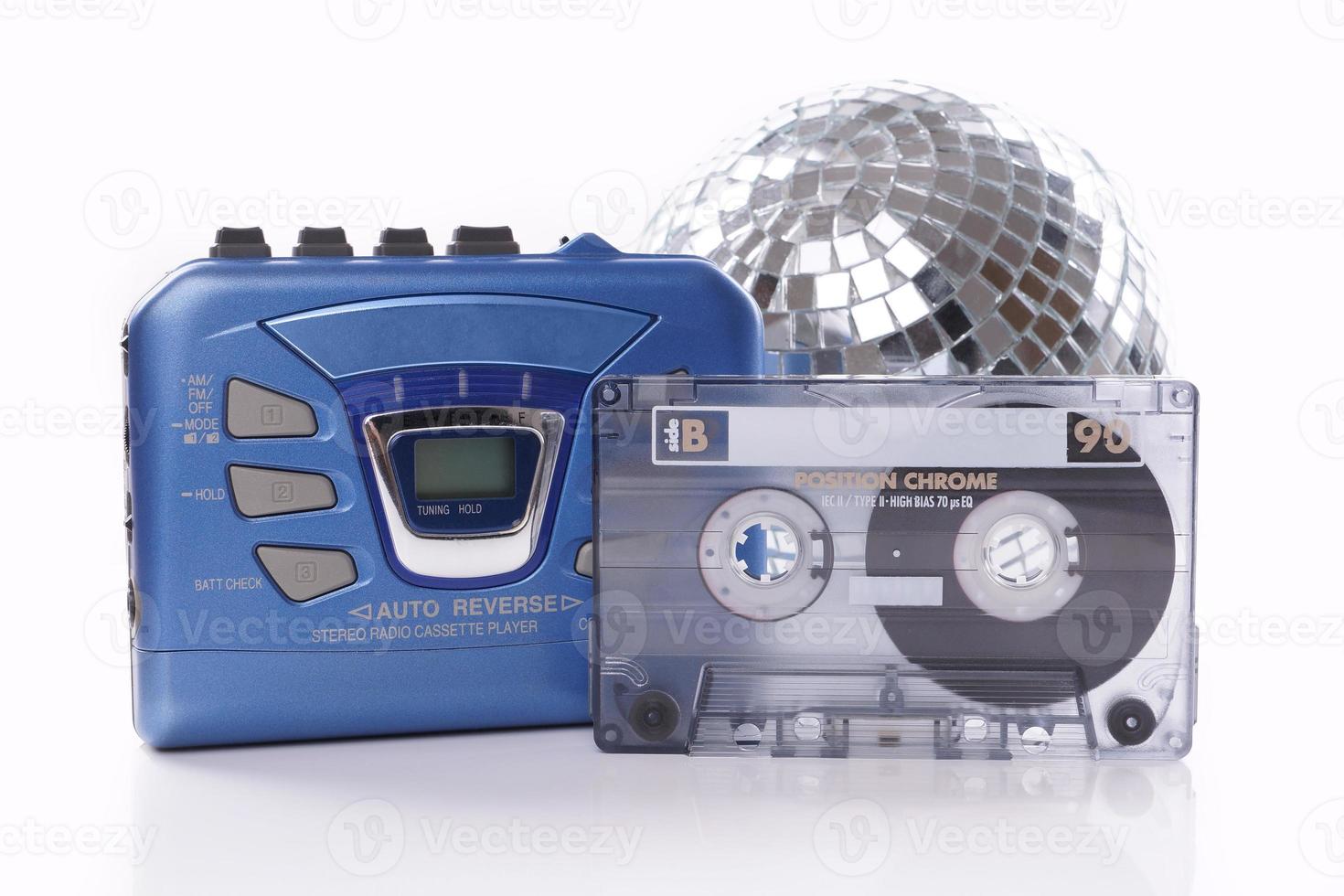 musikkassett walkman och discokula foto