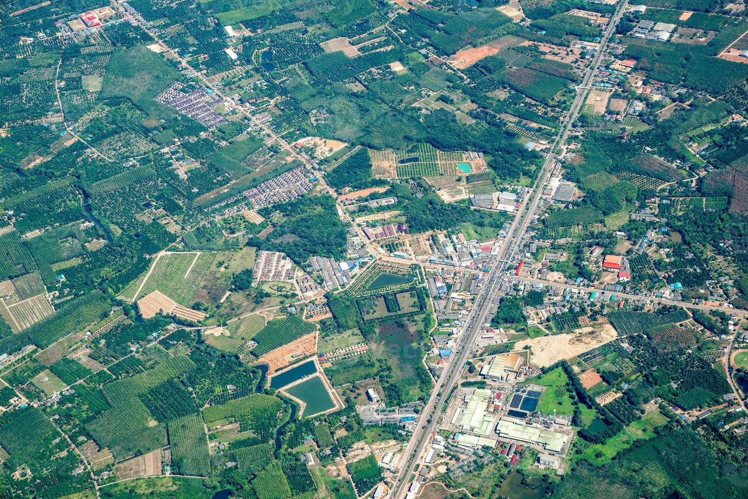 utsikten över det gröna fältet och gården och staden i mitten av thailand. den sköt från jetplan. foto