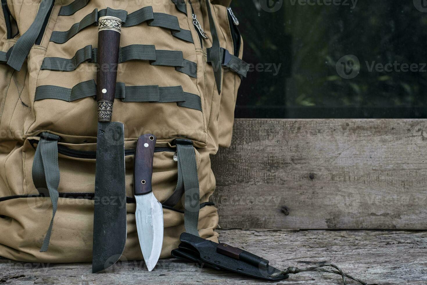 en kniv med utrustning för att överleva i skogen foto