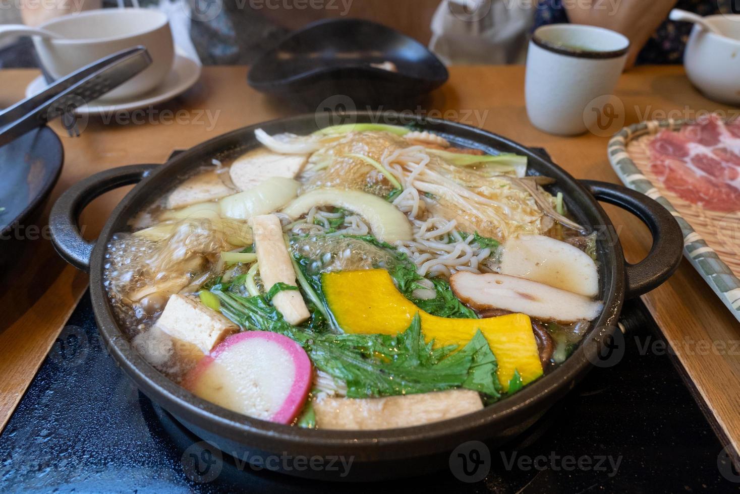 närbild av grönsaker kokades i shabu potten i restaurangen foto