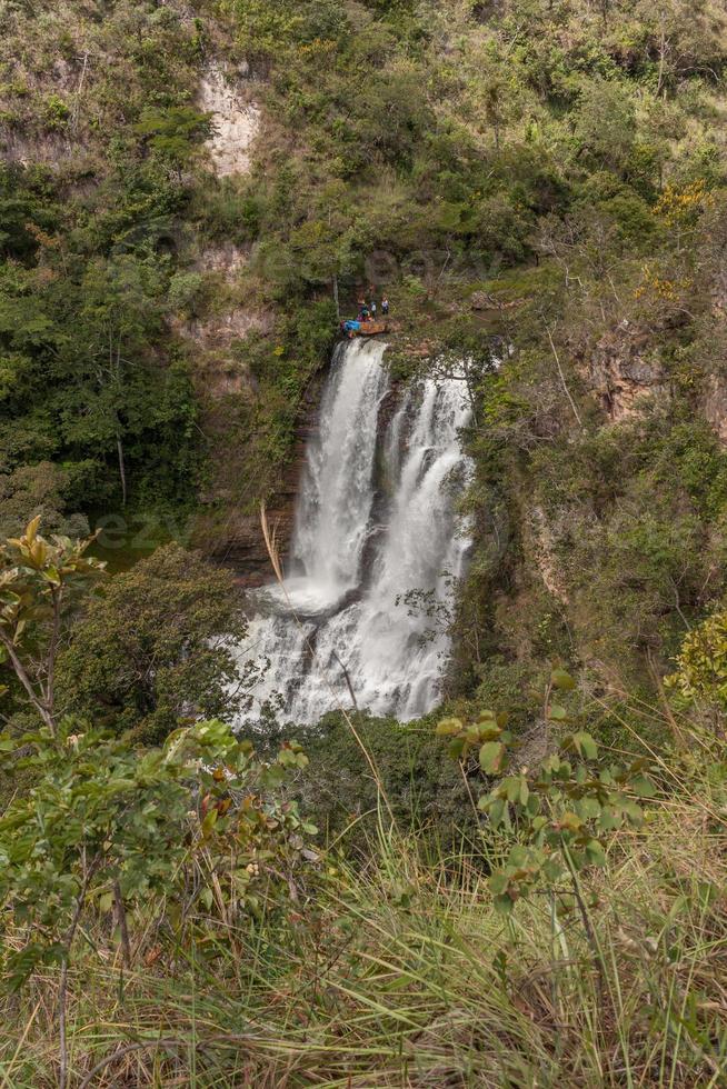 utsikt över vattenfallet veu de noiva en populär höst för rappelling längs leden i indaia nära formosa, goias, brasilien foto