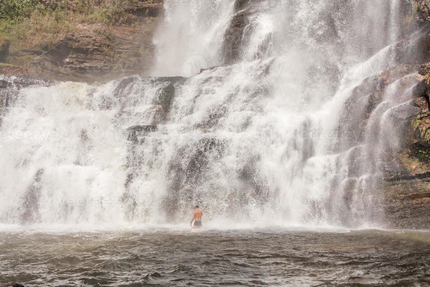 underifrån av vattenfallet känt som veu de noiva längs leden i indaia nära formosa, goias, brasilien foto